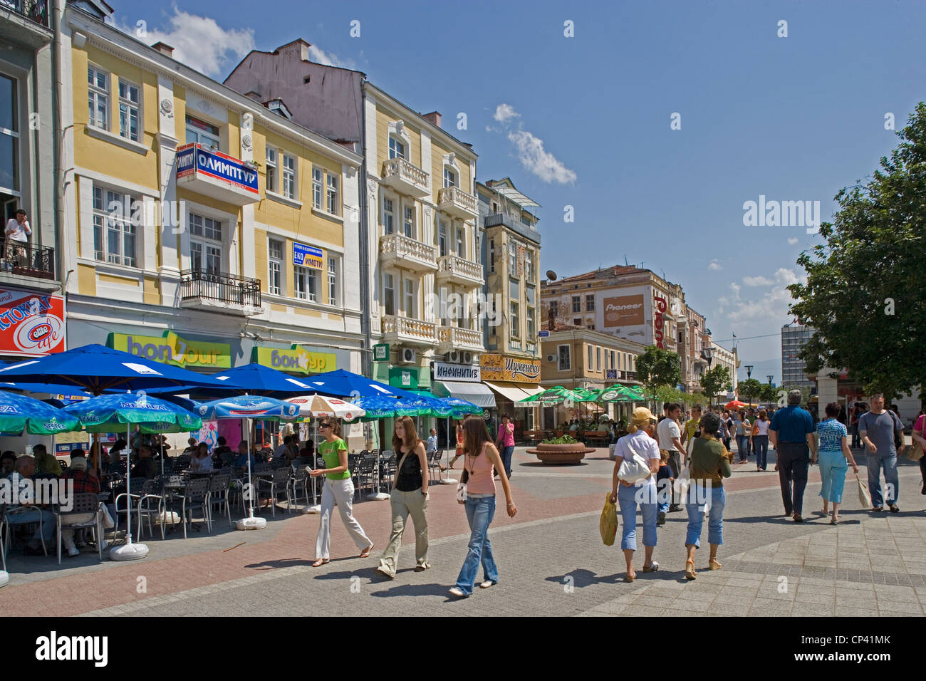Bulgaria - Plovdiv. La gente caminando por la calle con el nombre de Alexander I, príncipe de Bulgaria Foto de stock