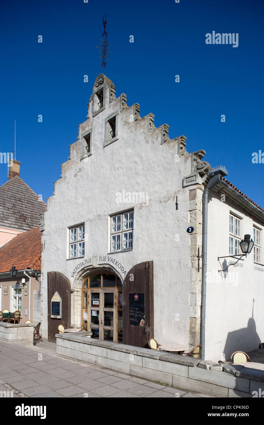 La isla de Saaremaa, Estonia Condado de Saaremaa Kuressaare. Centro histórico de la ciudad. Edificio de la antigua báscula pública (XVII-XIX Foto de stock