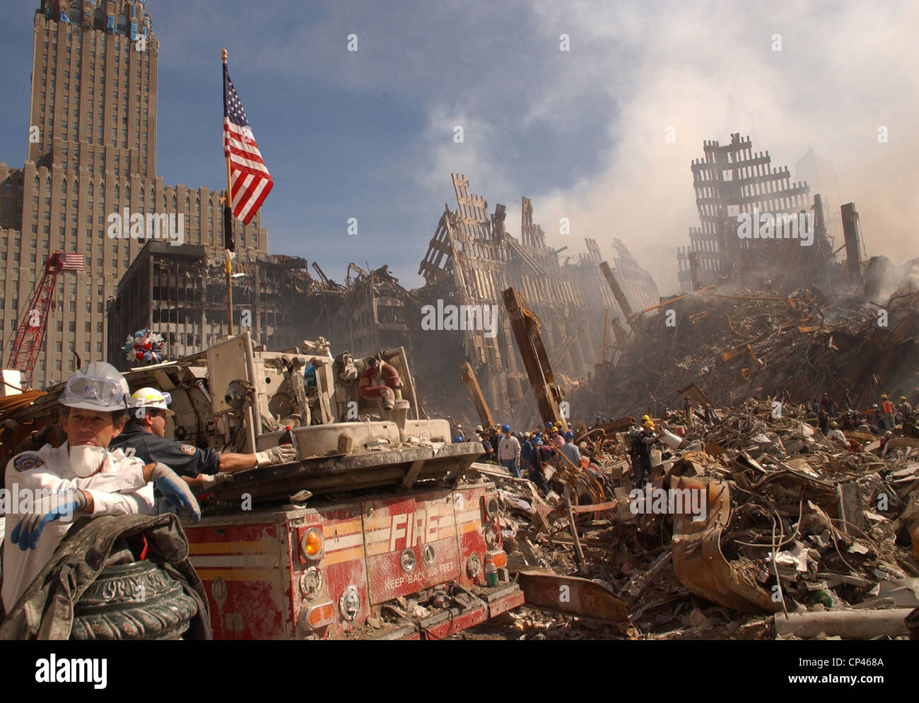 Equipos de búsqueda y rescate urbanos inspeccione los restos en el World Trade Center, dos días después de los ataques terroristas del 11 de septiembre el 11 de septiembre de 2004. Foto de stock