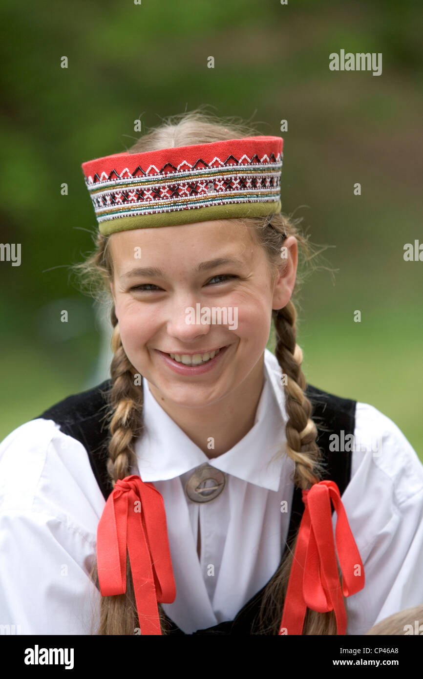 Letonia - festival folclórico. Una niña en traje tradicional con sombrero  típico Fotografía de stock - Alamy