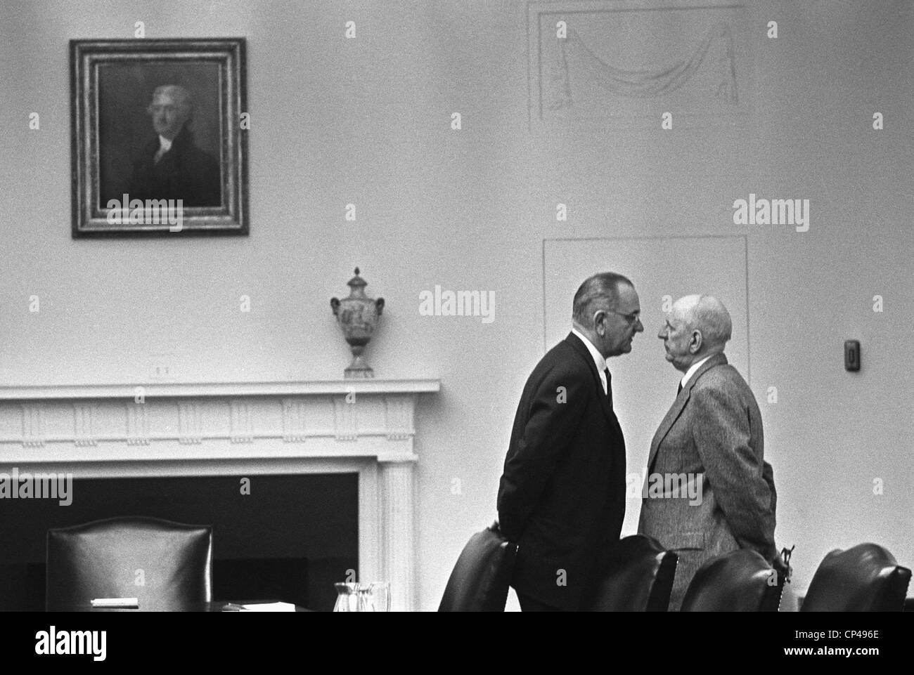 El presidente Johnson invadiendo el espacio del senador Richard Russell durante una conversación en la Sala de Gabinete de la Casa Blanca. Diciembre Foto de stock