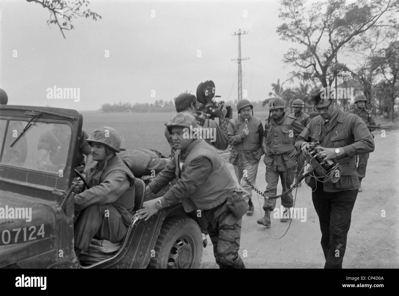 Vietnam War-Tet ofensiva. Walter Cronkite (a mediados de suelo con micrófono) entrevistas con el comandante de la 1ª Foto de stock