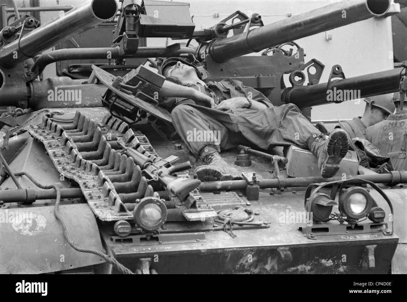 Vietnam War-Tet ofensiva. Un marine estadounidense se relaja en un vehículo anti-tanque Ontos durante una pausa en los combates en Hue. El 1968 Foto de stock