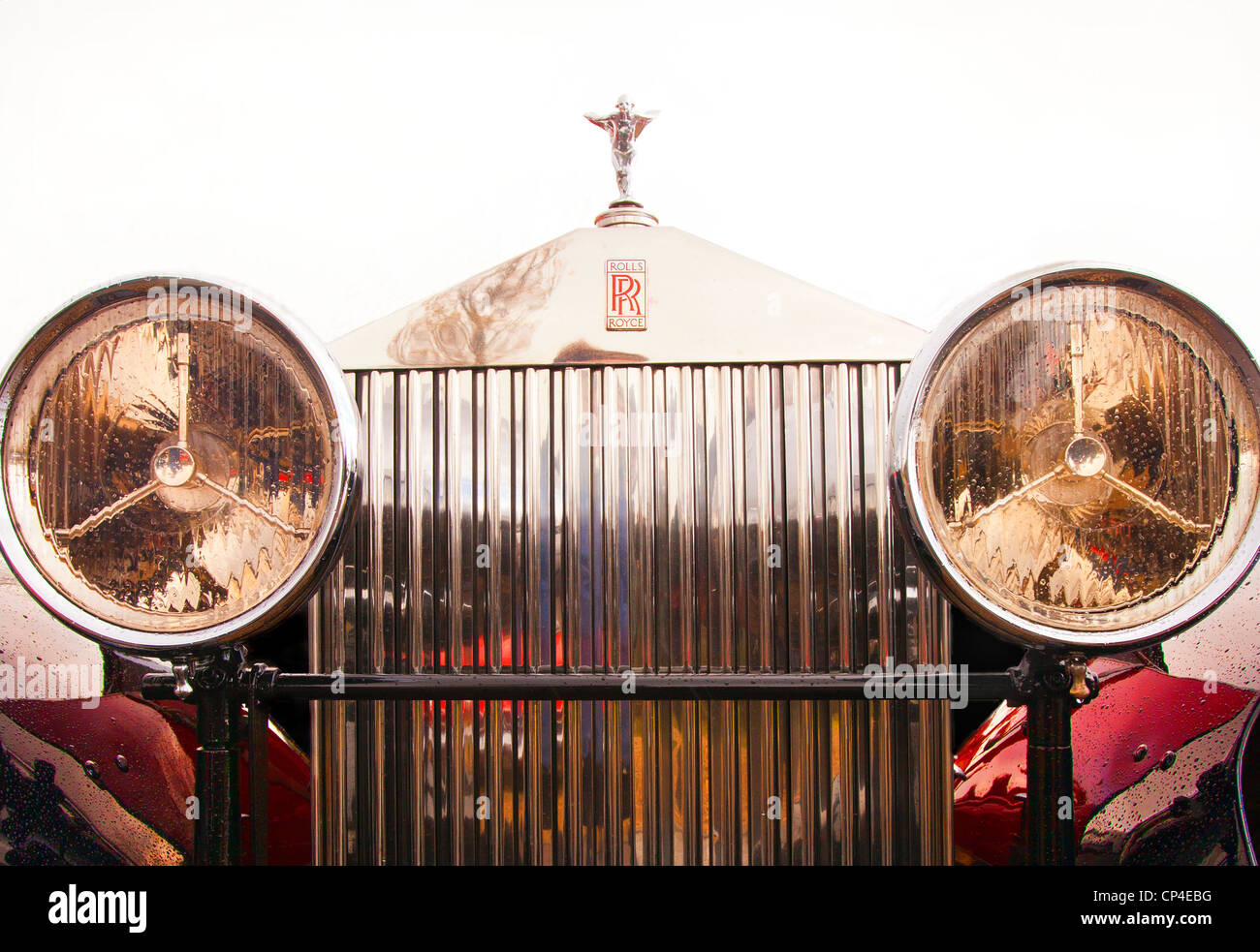 Los faros y el radiador de un automóvil Rolls Royce antiguo. Me dijeron que es un fantasma de 1929. Foto de stock