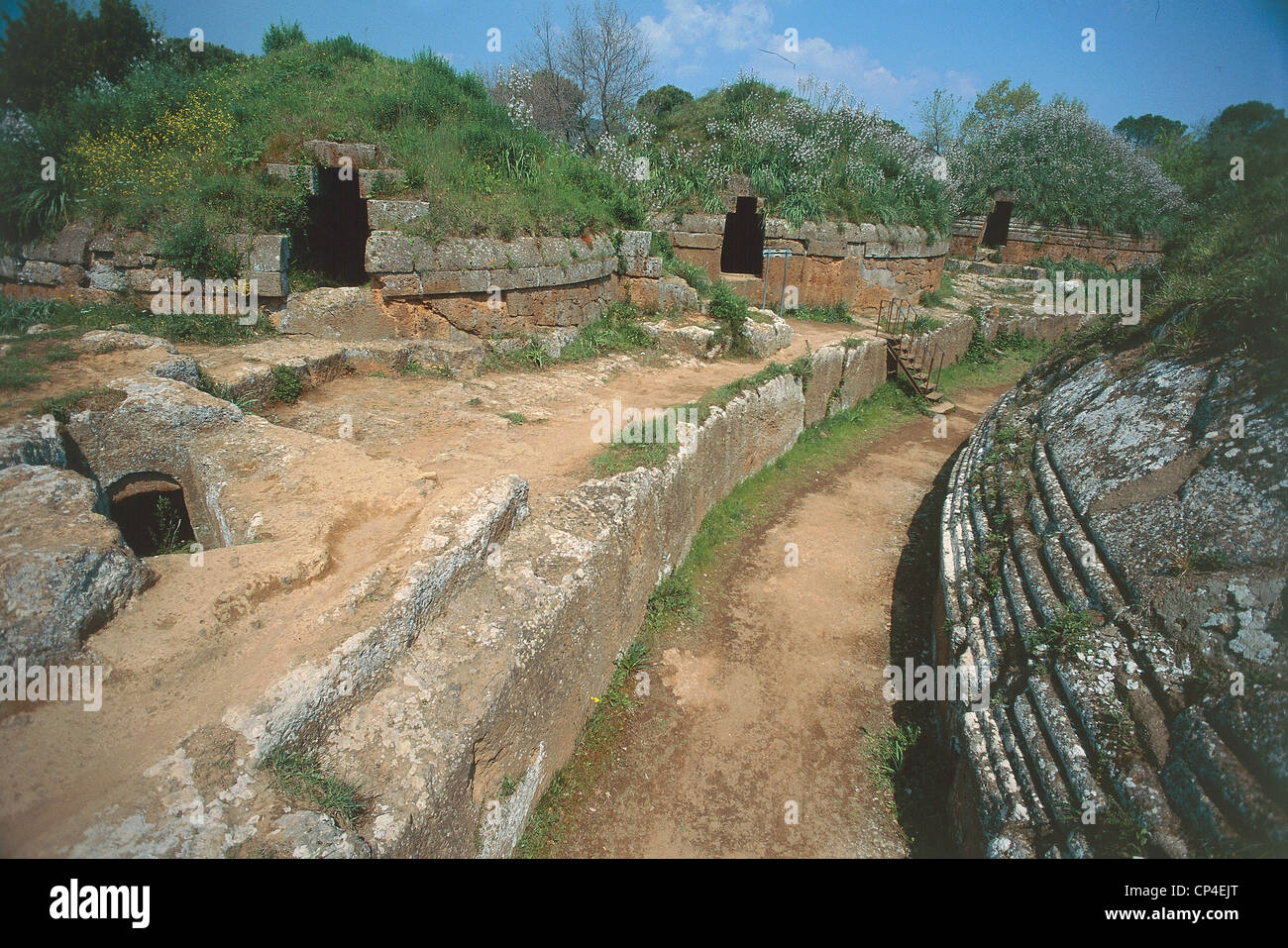 Lazio - Lazio (Roma). La necrópolis de Banditaccia etrusca (Patrimonio de la Humanidad por la UNESCO, 2004). Tumba de las dos entradas. Foto de stock