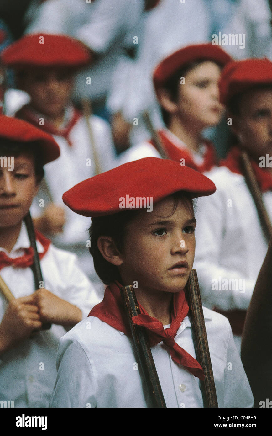 España - Navarra - Pamplona, San Fermín. Los niños vascos en trajes  tradicionales Fotografía de stock - Alamy