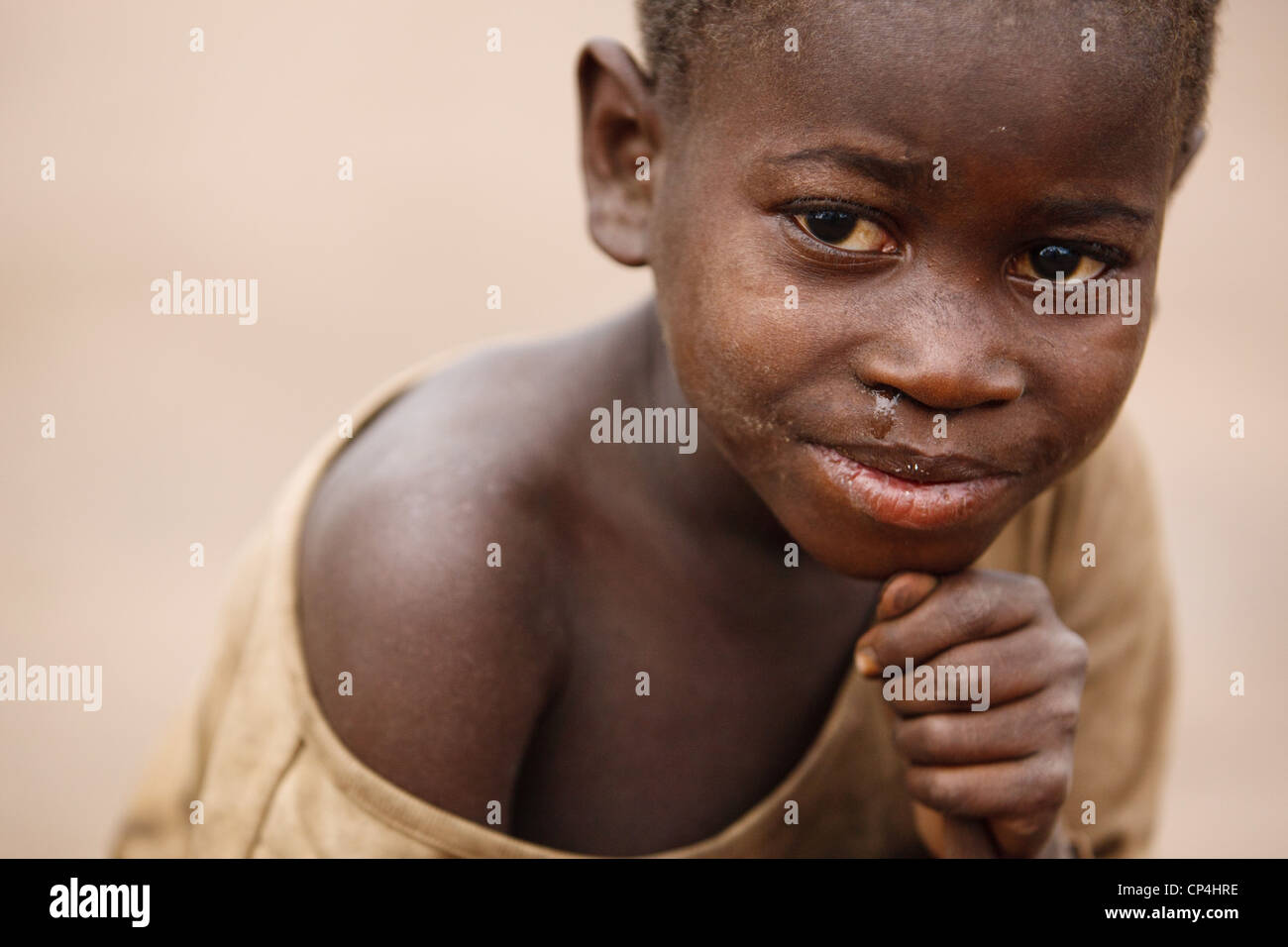Retrato de un joven en el campamento de desplazados internos Miketo, provincia de Katanga, en la República Democrática del Congo el domingo, 19 de febrero de 2012. Foto de stock