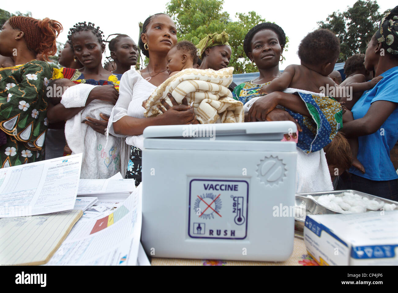 Las madres esperan vacunar a sus hijos durante la vacunación de rutina en el Nyunzu centro de salud en la ciudad de Nyunzu, REPÚBLICA DEMOCRÁTICA DEL CONGO Foto de stock