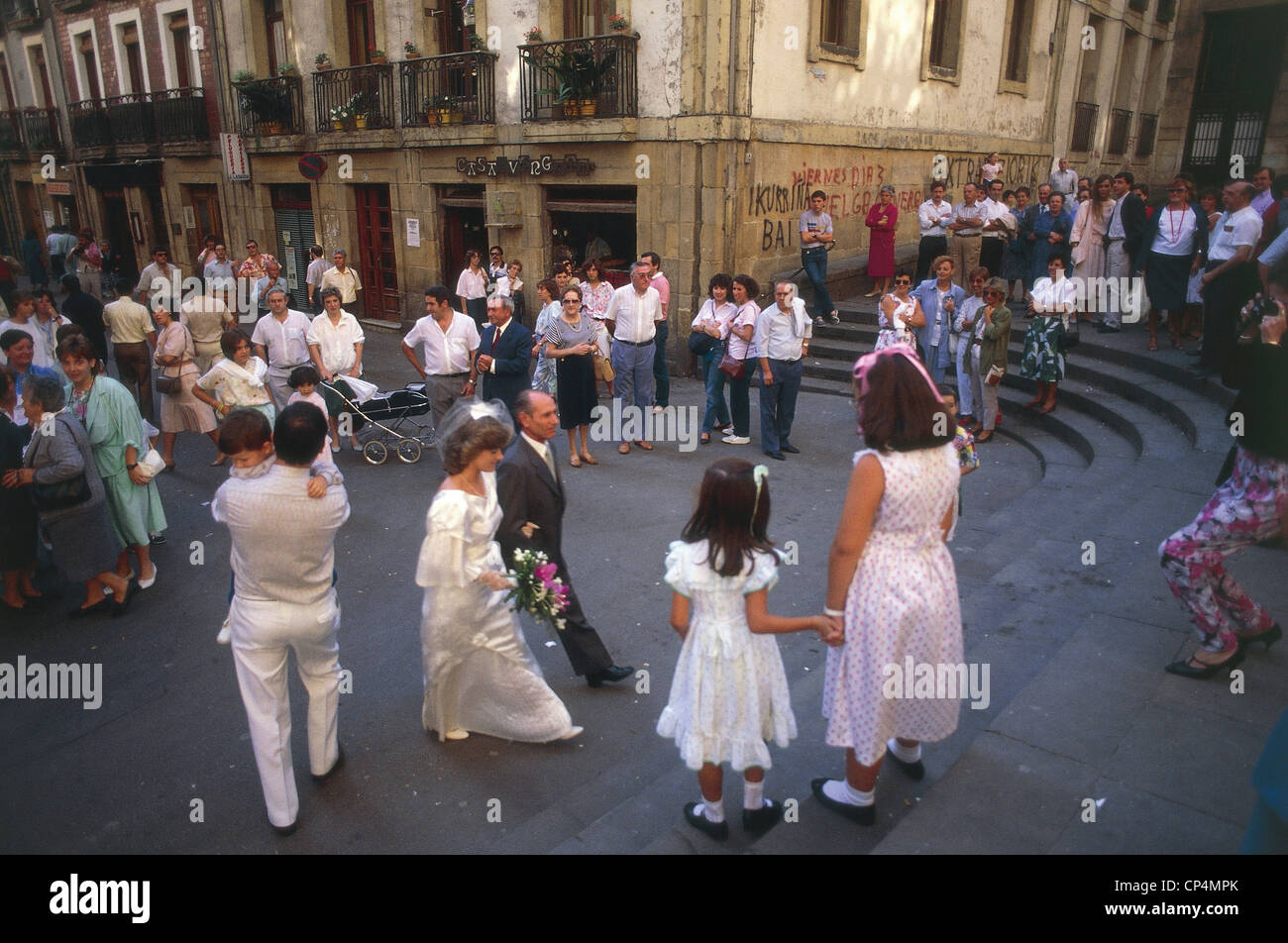 España - País Vasco - San Sebastián. La llegada de la novia a la iglesia para la boda Fotografía de stock - Alamy España - País Vasco - San Sebastián. La llegada de la novia a la iglesia para la boda Fotografía de stock - Alamy