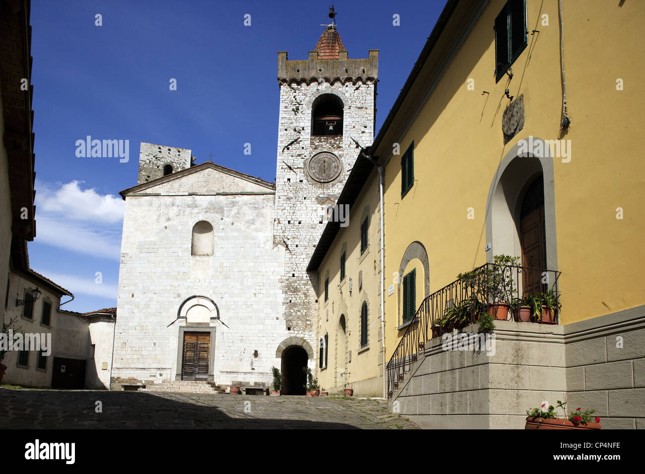 La iglesia de San Esteban, del siglo XIII. Serravalle Pistoiese, la provincia de Pistoia, Región de Toscana, Italia. Foto de stock