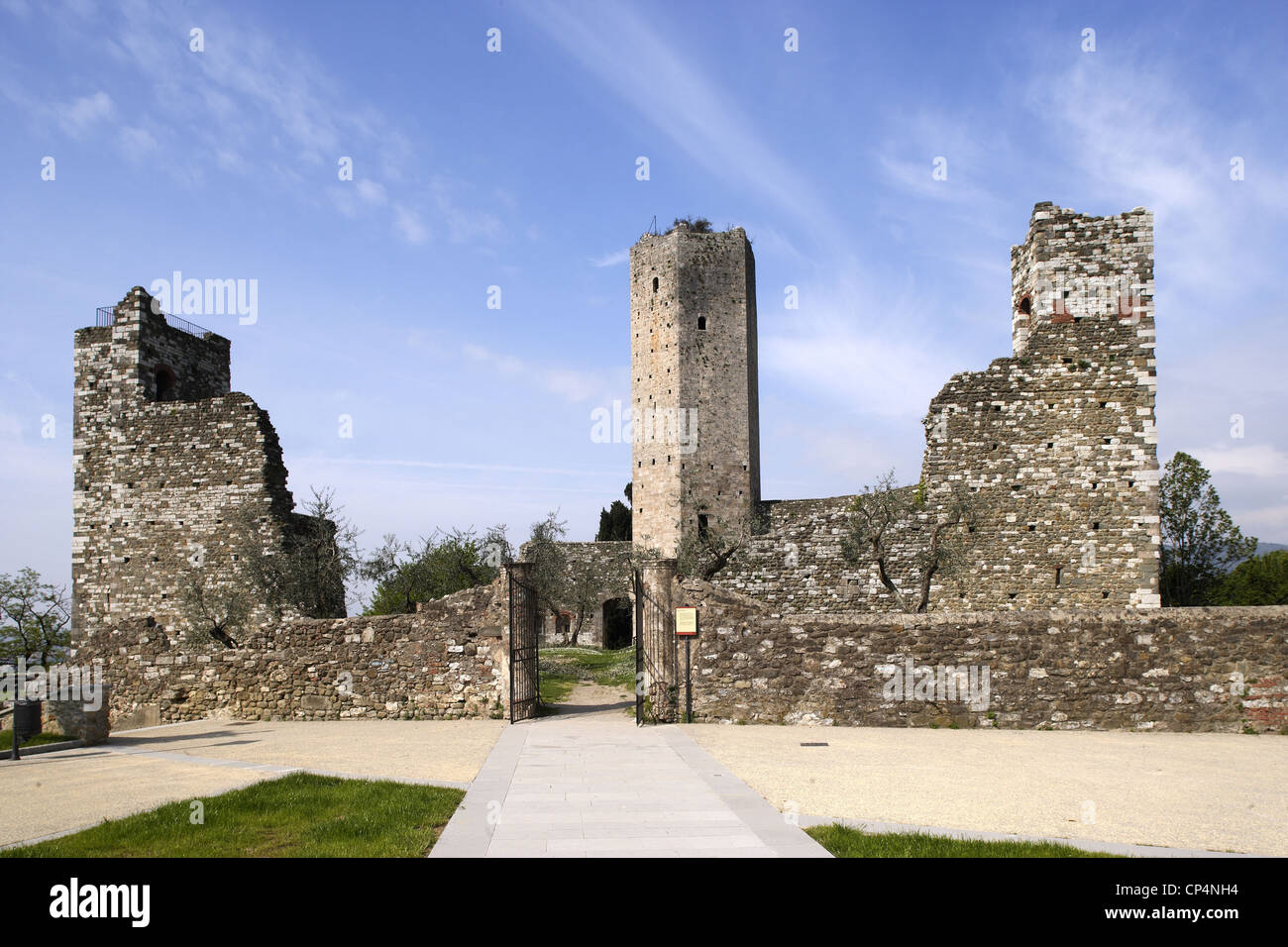 La nueva fortaleza con la Torre hexagonal, siglo 14. Serravalle Pistoiese, la provincia de Pistoia, Región de Toscana, Italia. Foto de stock