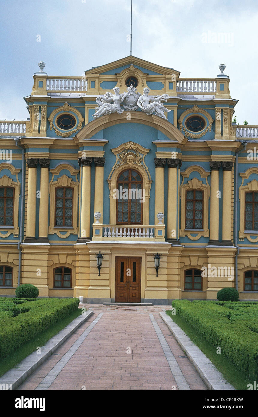 Ucrania, Kiev (Kiev) - El Palacio Mariinsky (1750-1755, arquitecto Francesco Bartolomeo Rastrelli) Foto de stock