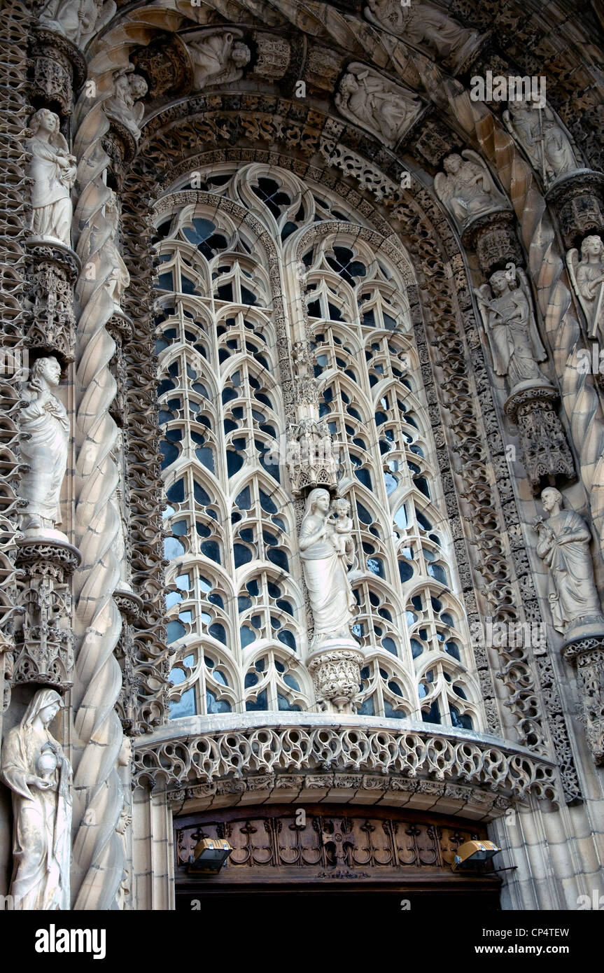 En Albi la enorme catedral de ladrillo Ste-Cécile su reredo talladas en piedra es un llamativo resalte Foto de stock