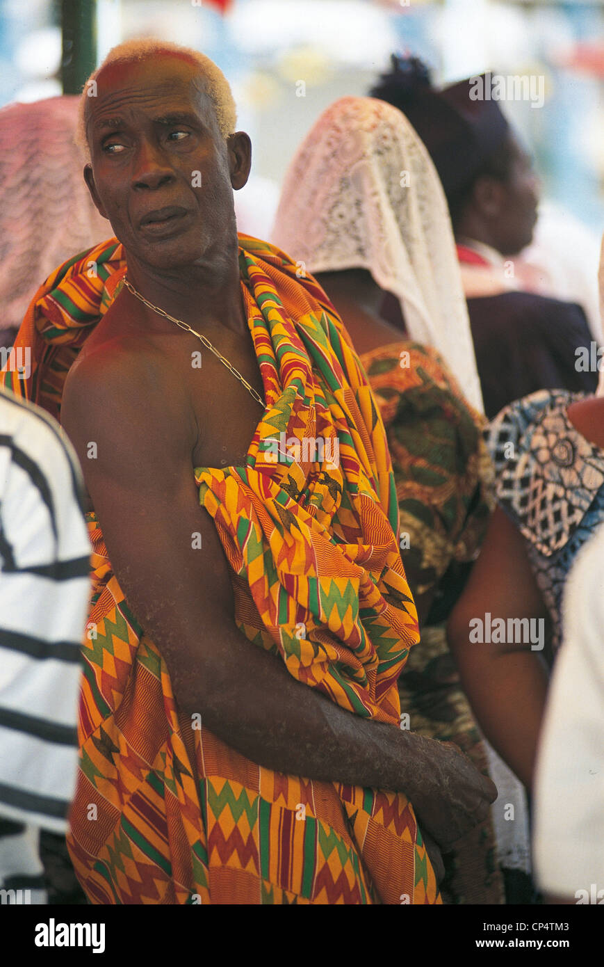 Ghana - Gold Coast - Cape Coast. La ropa de los hombres con la típica misa  dominical Fotografía de stock - Alamy