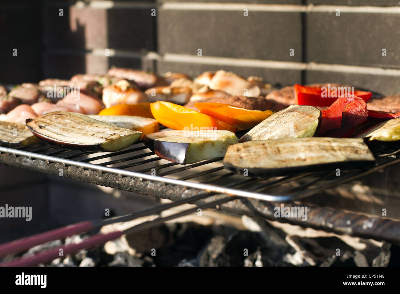 Cerca de alimentos en una barbacoa al aire libre Foto de stock