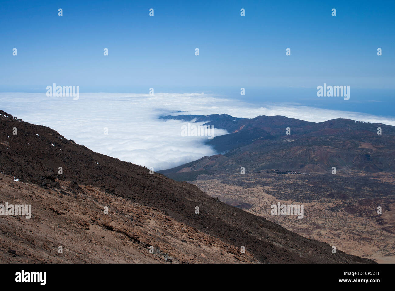 Vista desde la cumbre del Monte Teide en Tenerife, Islas Canarias, España mostrando el terreno y las nubes por debajo. Foto de stock
