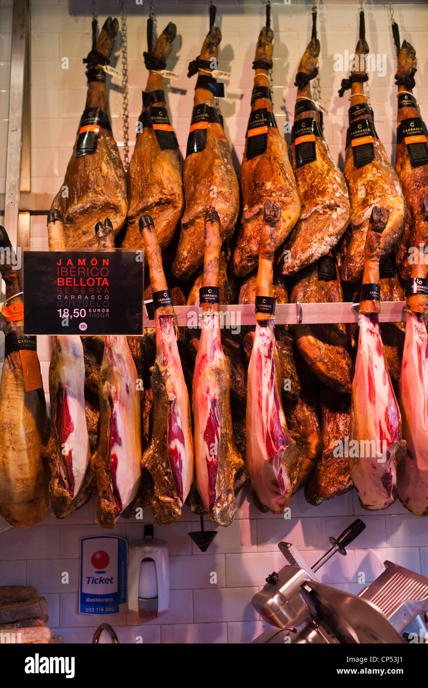 España, Madrid, Plaza de San Miguel, el Mercado de San Miguel, el mercado  de alimentos artesanos, jamones españoles Fotografía de stock - Alamy