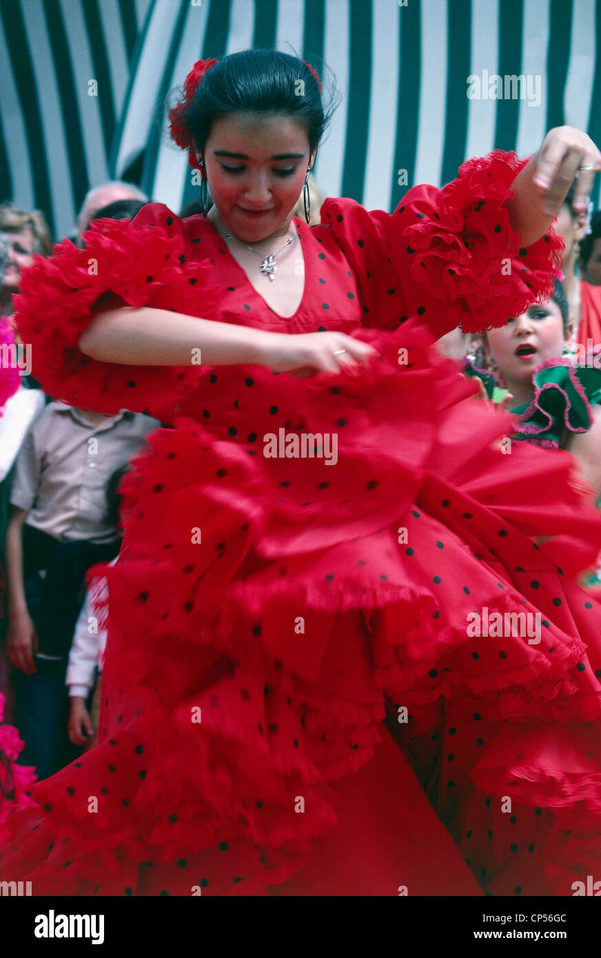 España - Andalucía - Sevilla. La Feria, ropa mujer gitana bailando flamenco  Fotografía de stock - Alamy