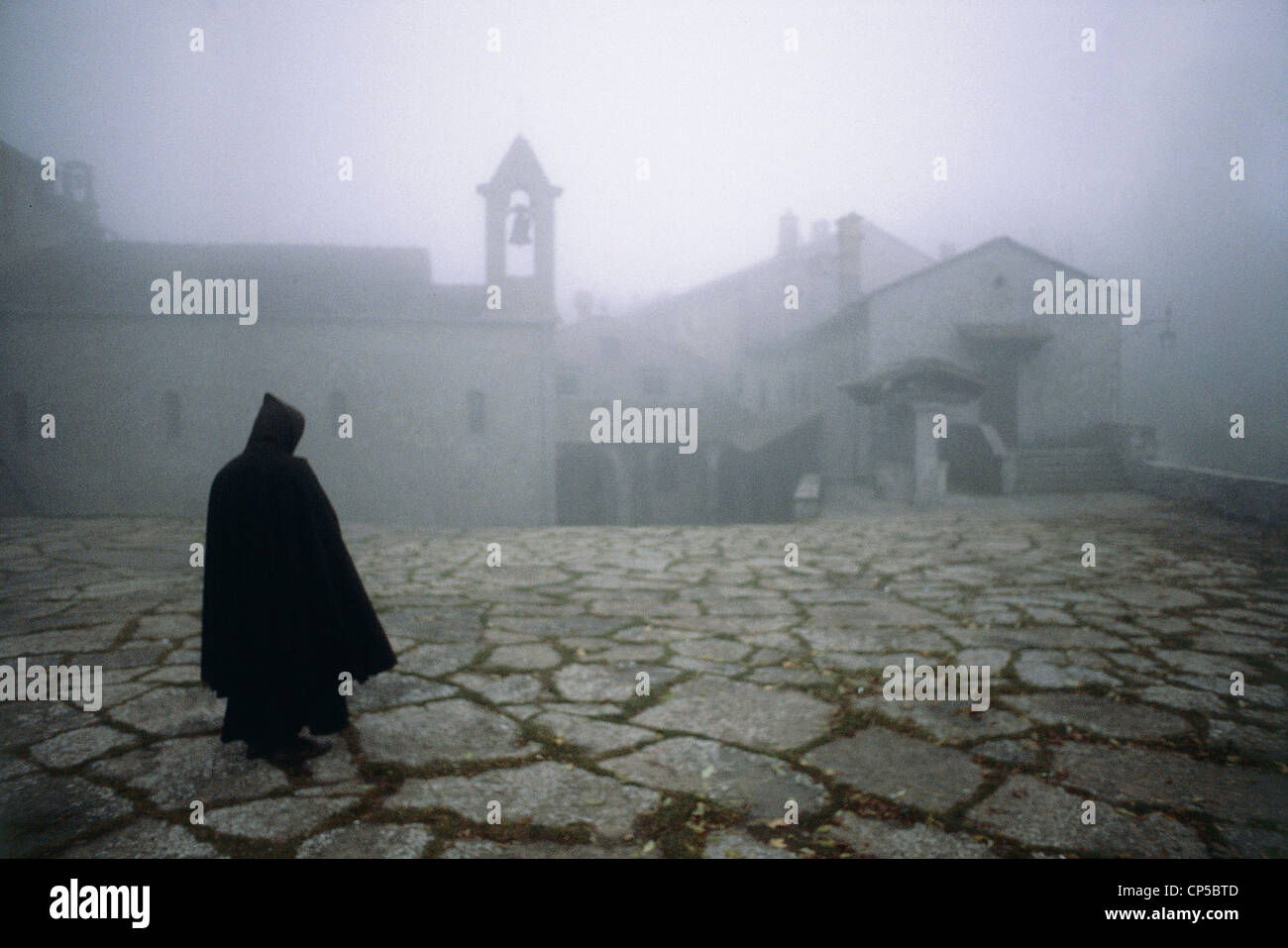 Terminado el convento VERNA TOSCANA escenas de la vida monástica Foto de stock