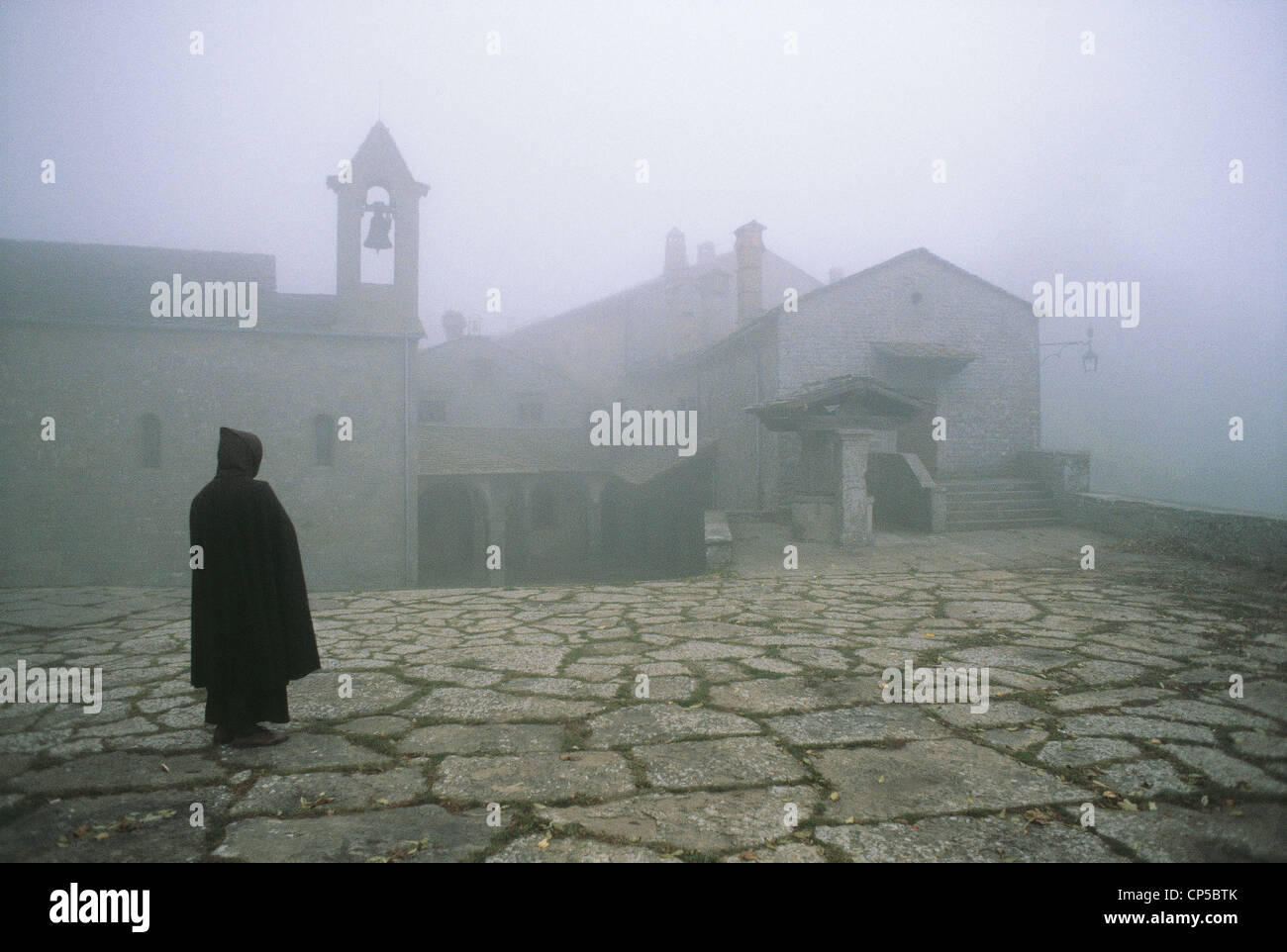 Terminado el convento VERNA TOSCANA escenas de la vida monástica Foto de stock