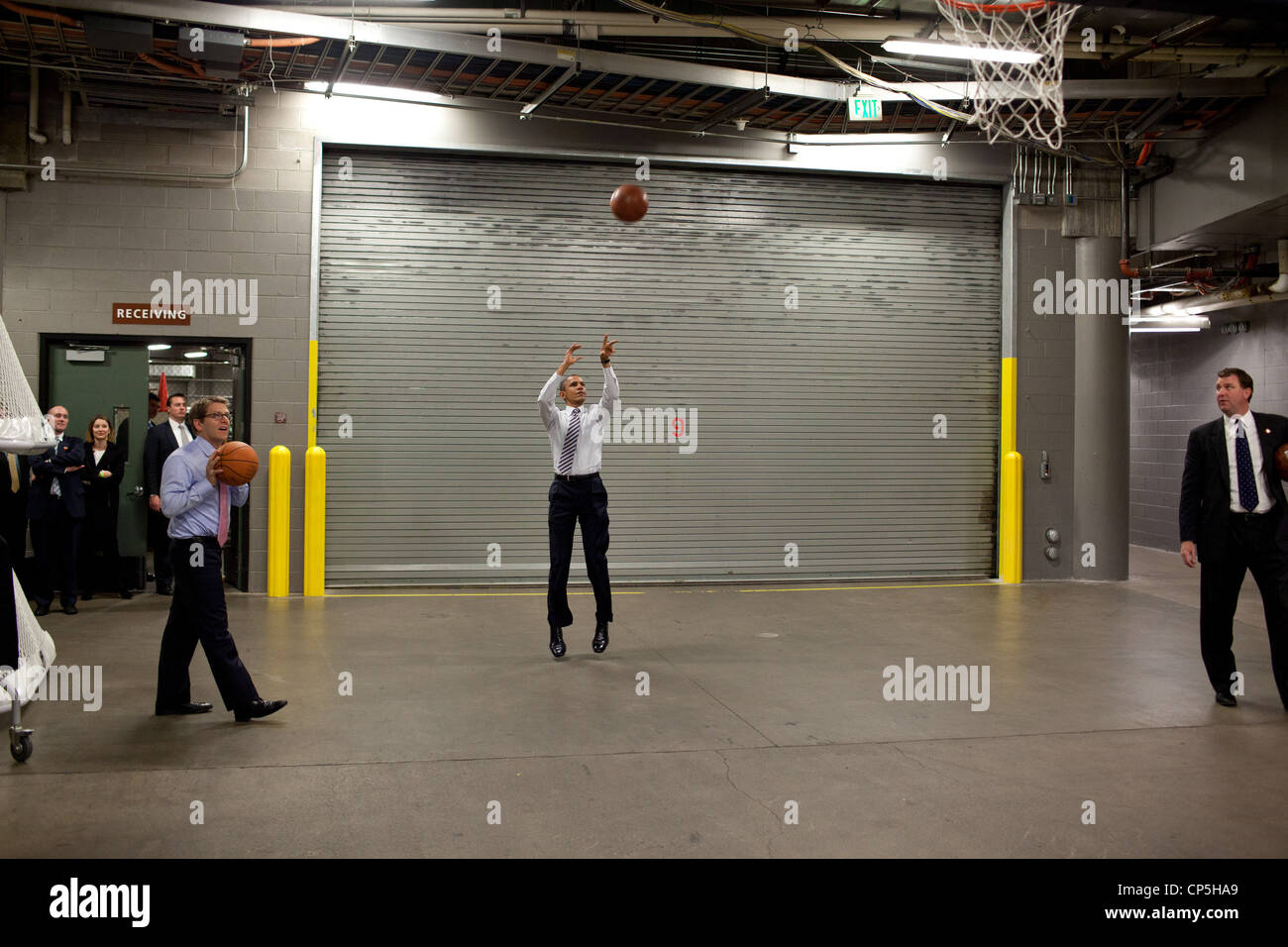 El presidente Barack Obama, junto con el Secretario de Prensa Jay Carney, izquierda y viaje Director Marvin Nicholson, derecho a jugar baloncesto Foto de stock