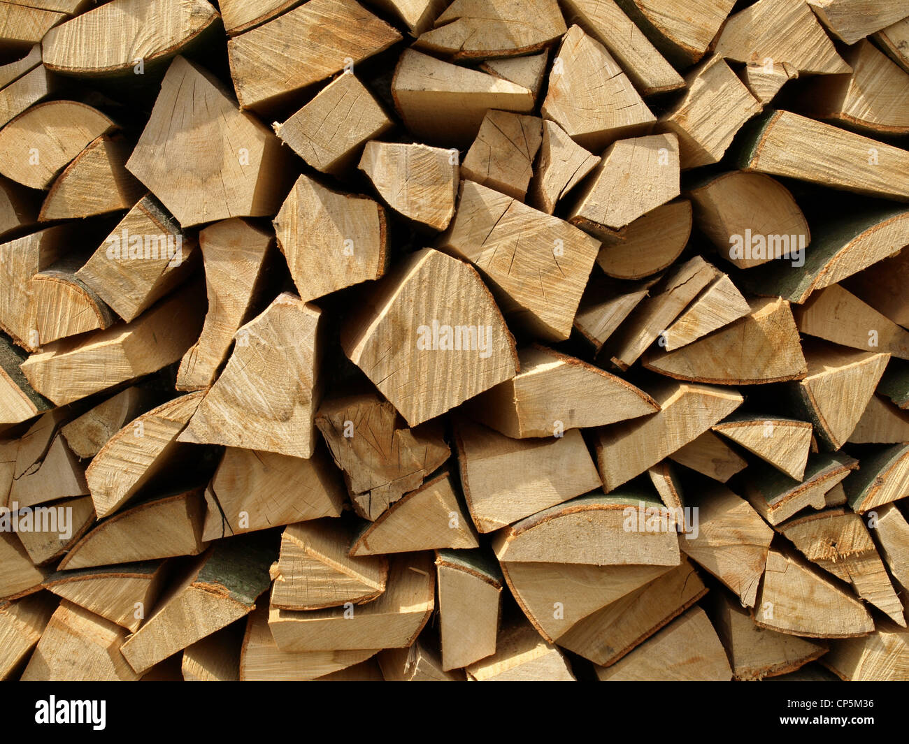 Los pedazos de madera - leña / Holzscheite woodpile - - - Brennholz Holzhaufen Foto de stock