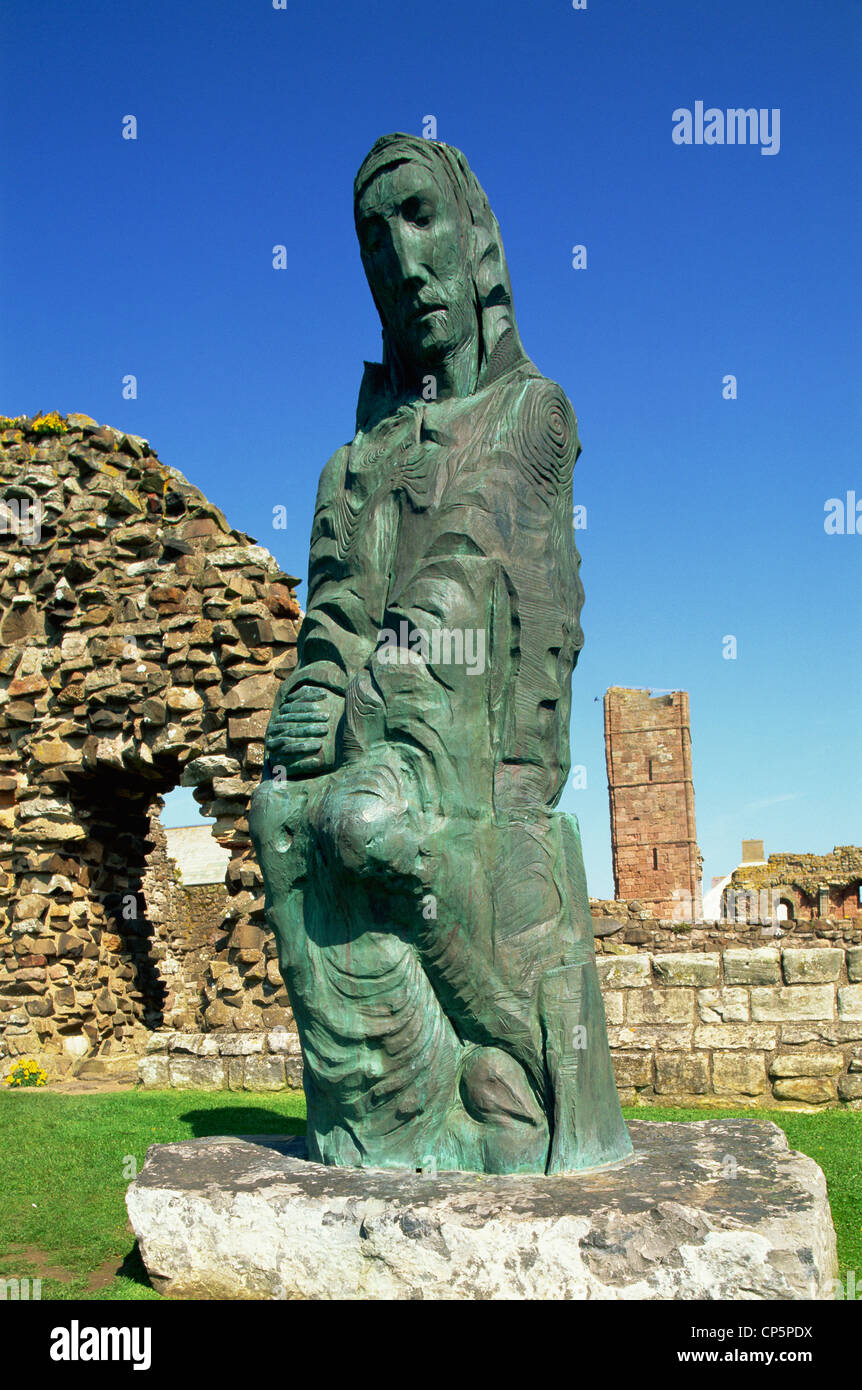 En Northumbria, Inglaterra, la isla sagrada de Lindisfarne Priory, Cuthbert de Farne Escultura Foto de stock