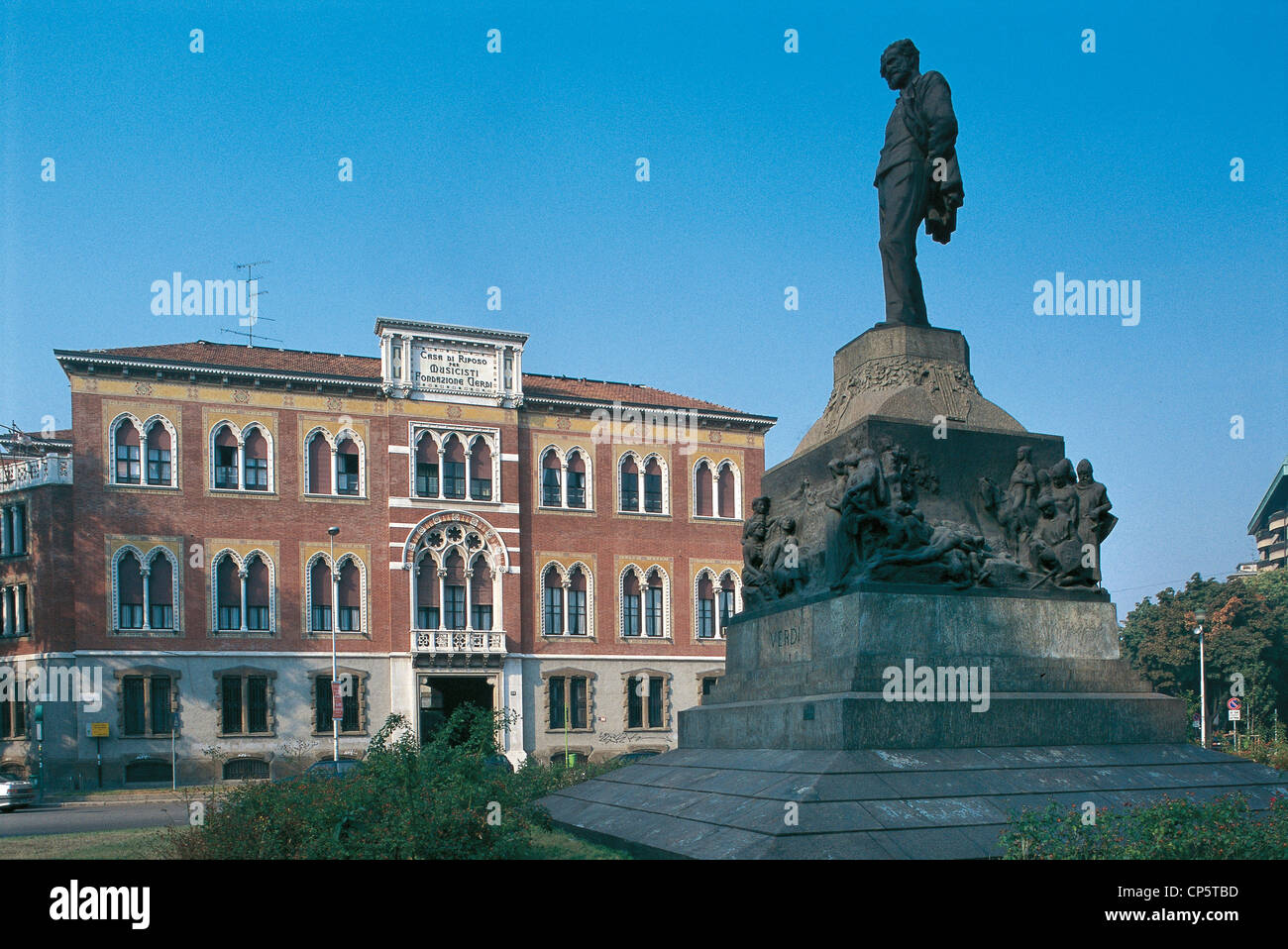 Lombardía - Milán. Piazza Buonarroti y el resto a su casa, Giuseppe Verdi. Foto de stock