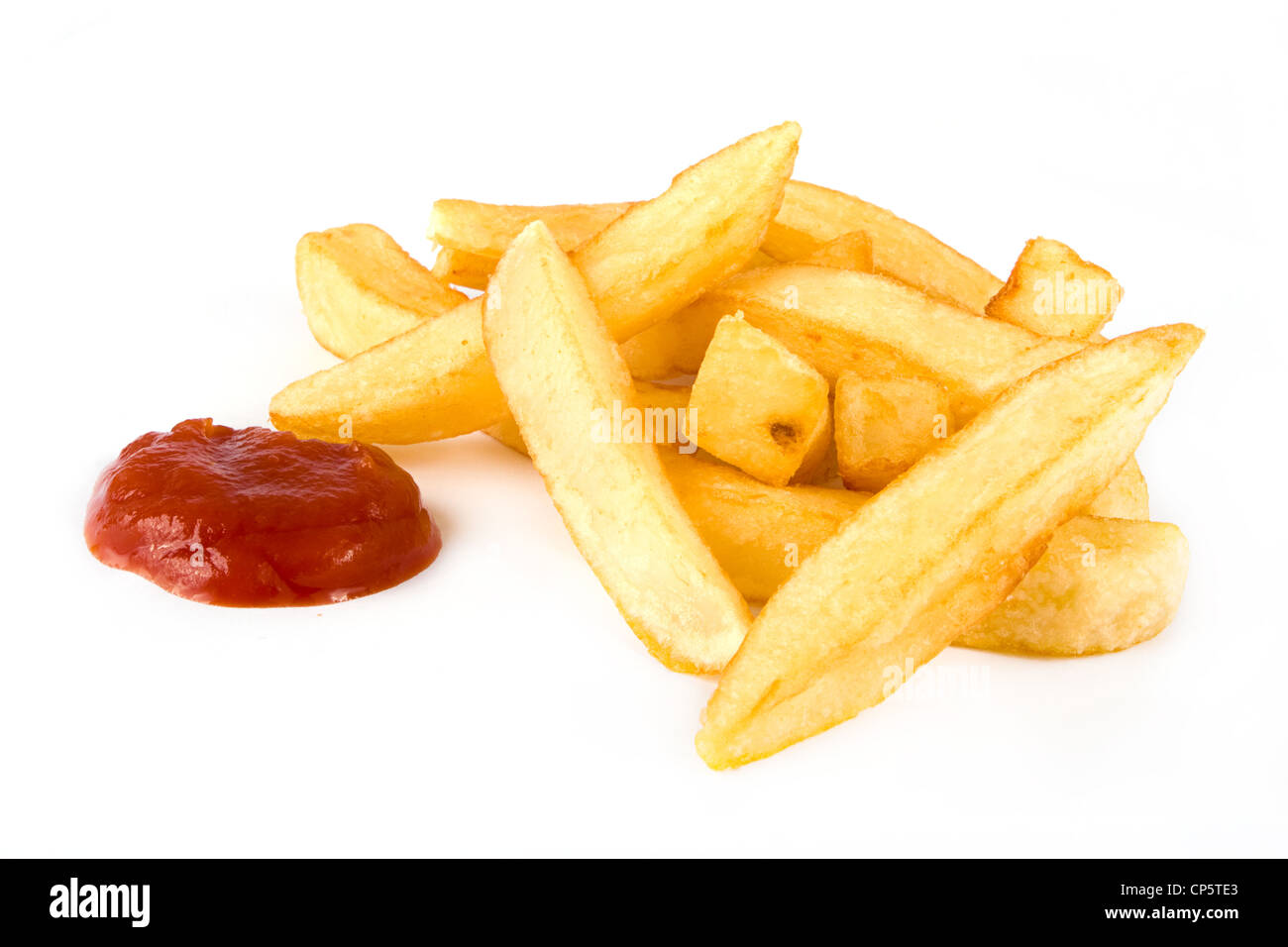 Montón de patatas fritas y salsa de tomate sobre blanco Foto de stock
