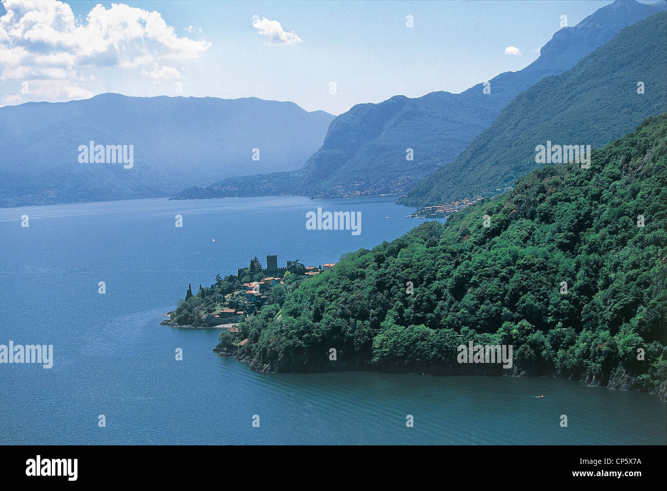 El Lago de Como, Lombardía - SANTA MARIA Rezzonico, ver el castillo Foto de stock