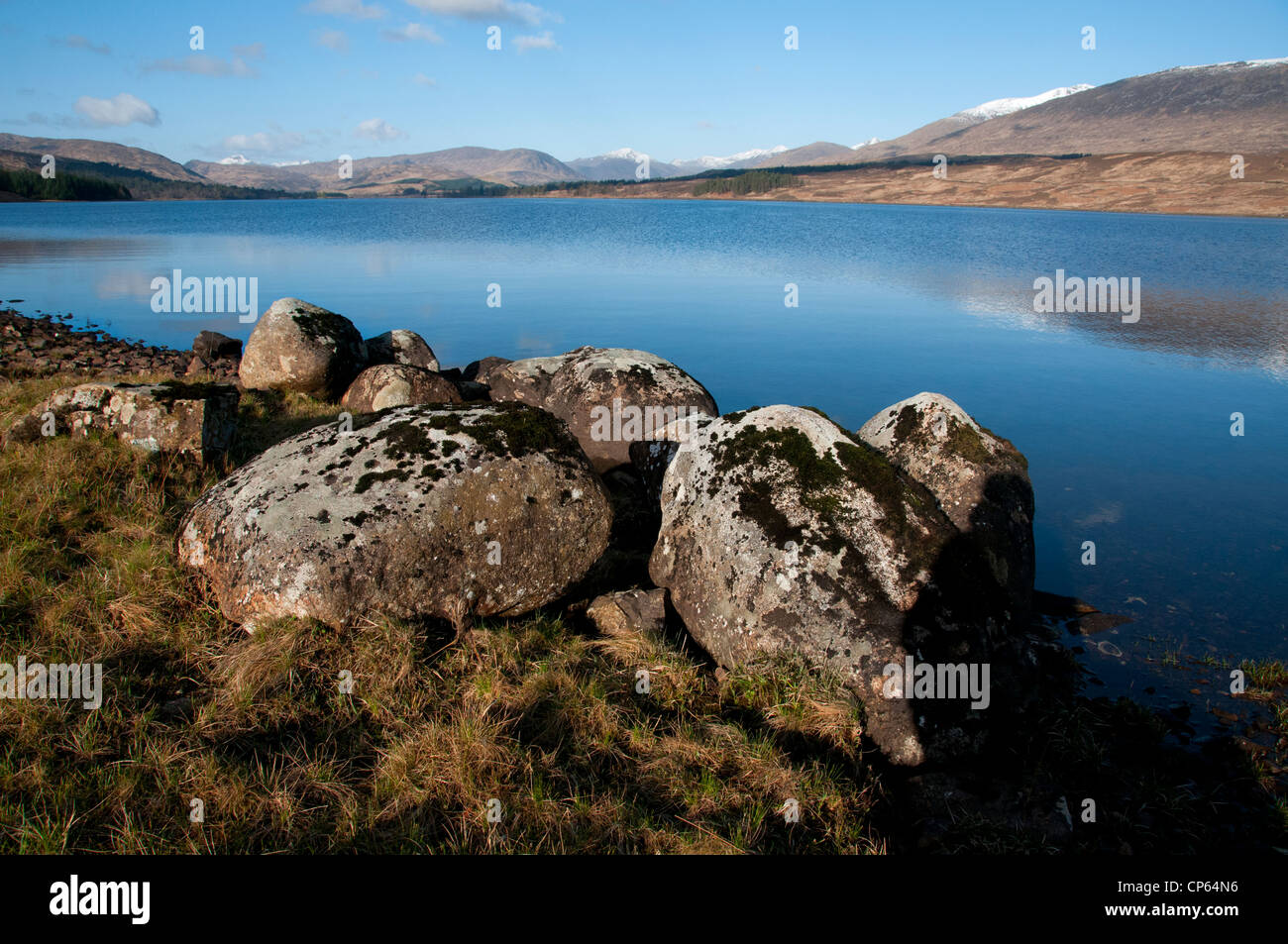 Un paisaje de loch tulla con buen interés en primer plano Foto de stock