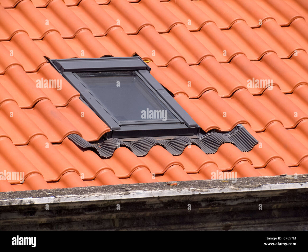 Claraboya ventana en el tejado Fotografía de stock - Alamy