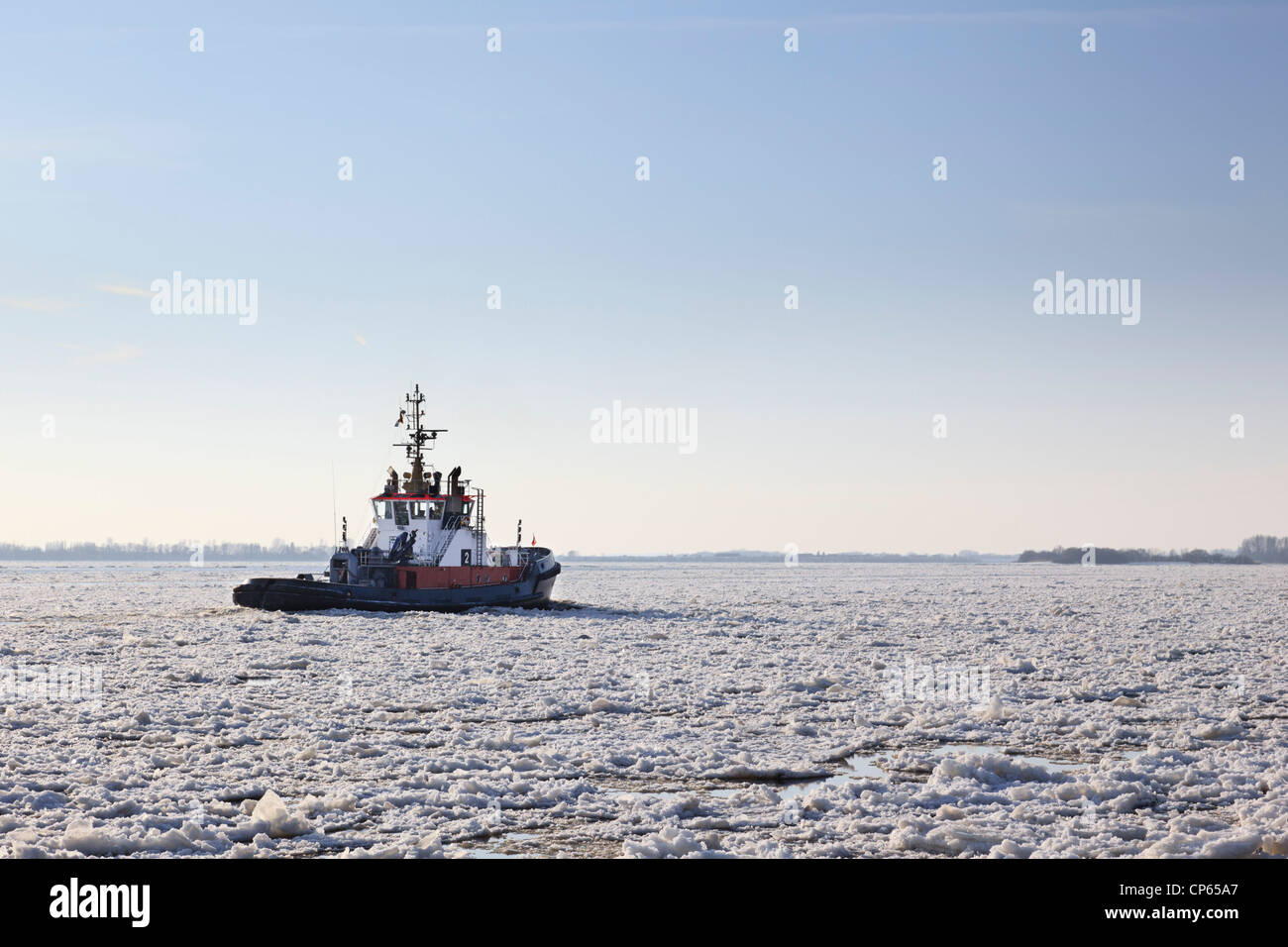 Alemania, Hamburgo, arrastrero cubiertas de hielo sobre el río Elba Foto de stock
