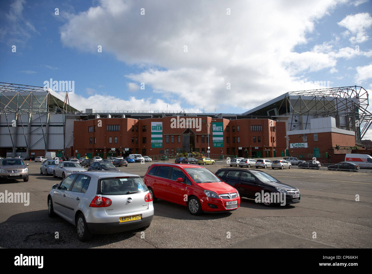 Aparcamiento en el Celtic Park Stadium parkhead hogar de Glasgow Celtic FC de Escocia UK Foto de stock