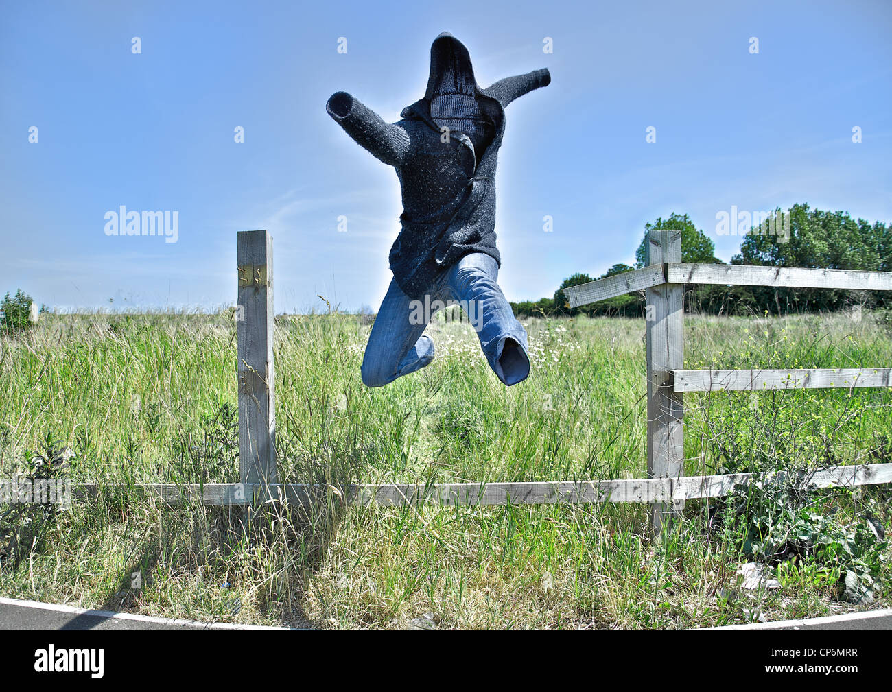 Un conjunto de ropa invisible saltar por encima de un cerco pequeño en  medio de un campo en un día de cielo claro Fotografía de stock - Alamy