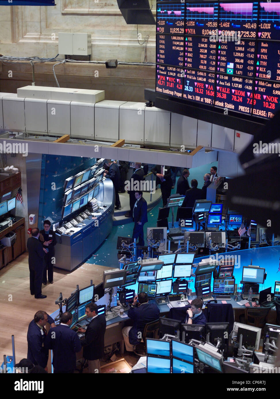 Los comerciantes sobre el piso de la Bolsa de Nueva York Foto de stock