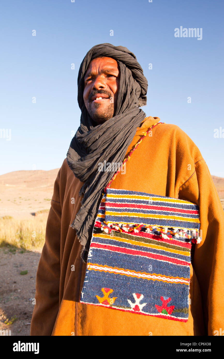 Un guía árabe bereber en una caminata en el Anti Atlas, Marruecos. Foto de stock