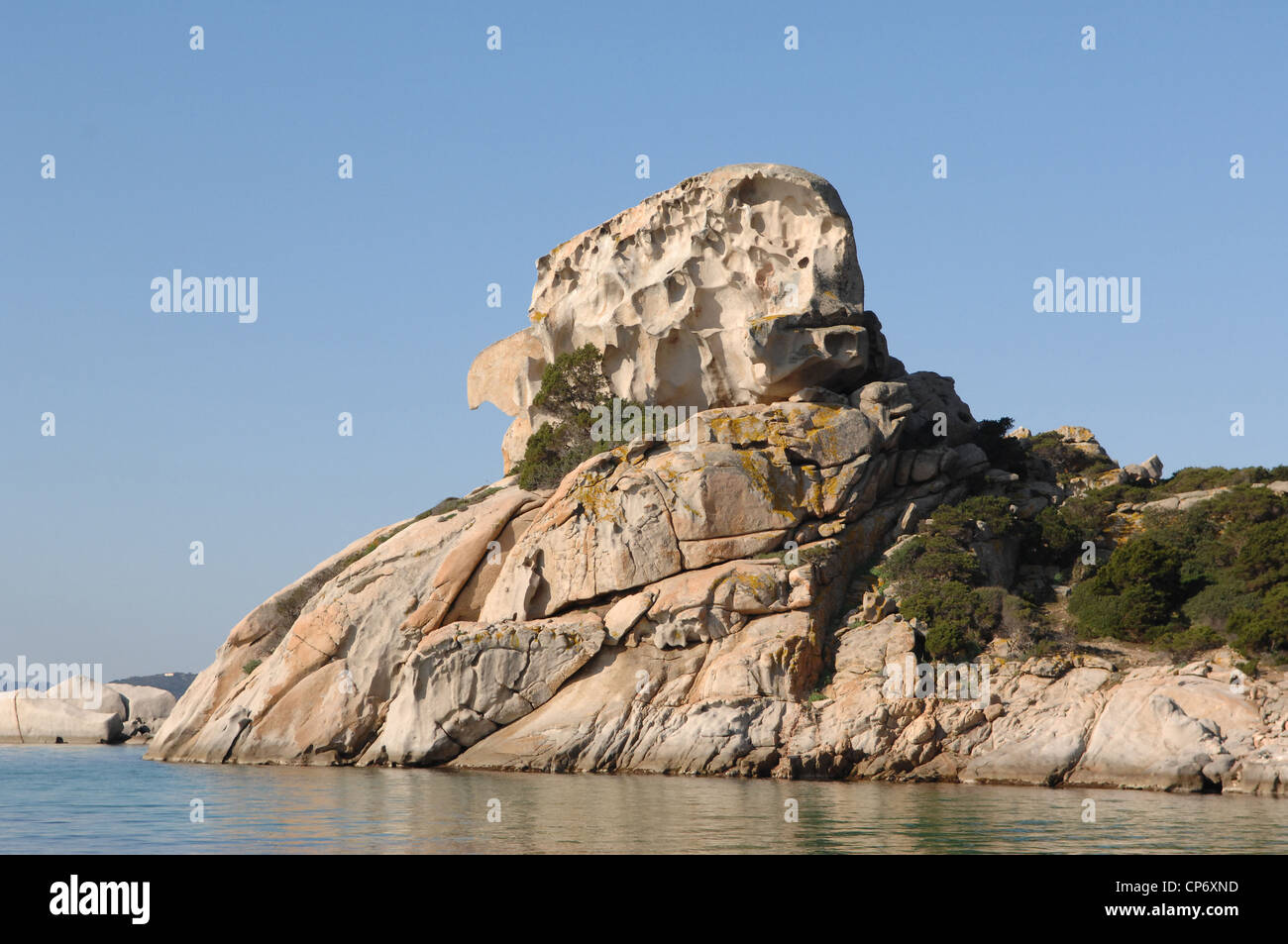 Cabeza de bruja, la formación rocosa en la isla de Spargi en el Parque Nacional de La Maddalena, Cerdeña, Italia Foto de stock