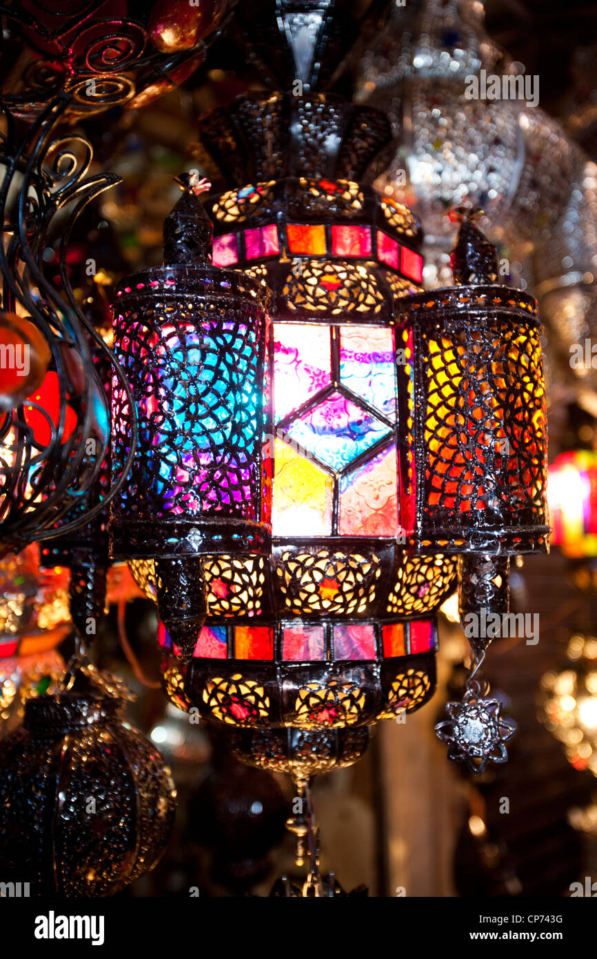 Las lámparas tradicionales de Marruecos en un zoco de Marrakech, Marruecos  Fotografía de stock - Alamy
