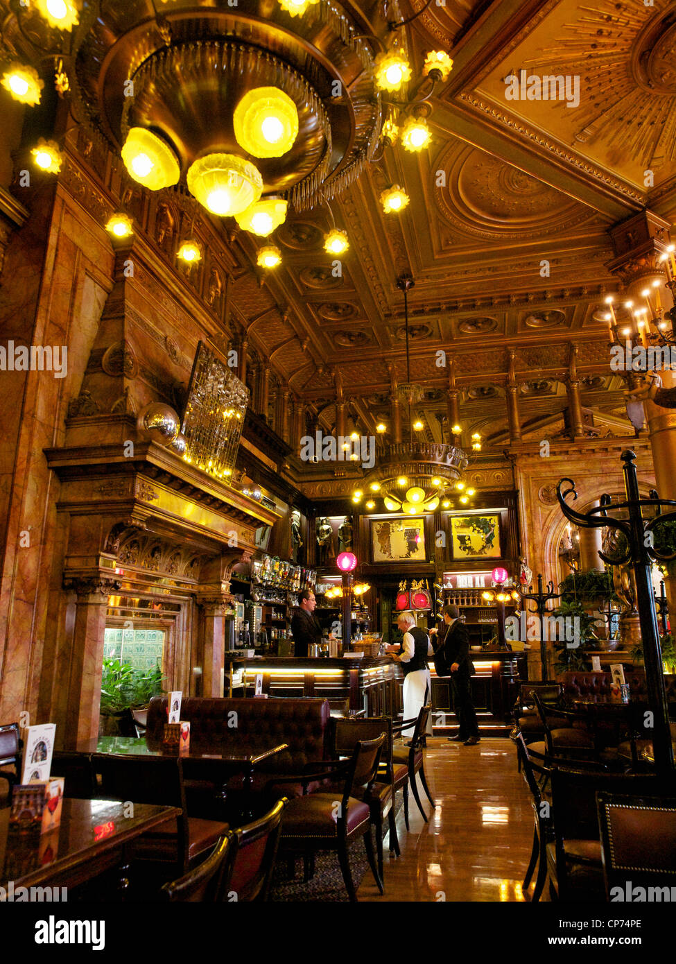 El bar del famoso Hotel Metropole tiene un espectacular casco interior. Bruselas, Bélgica Foto de stock