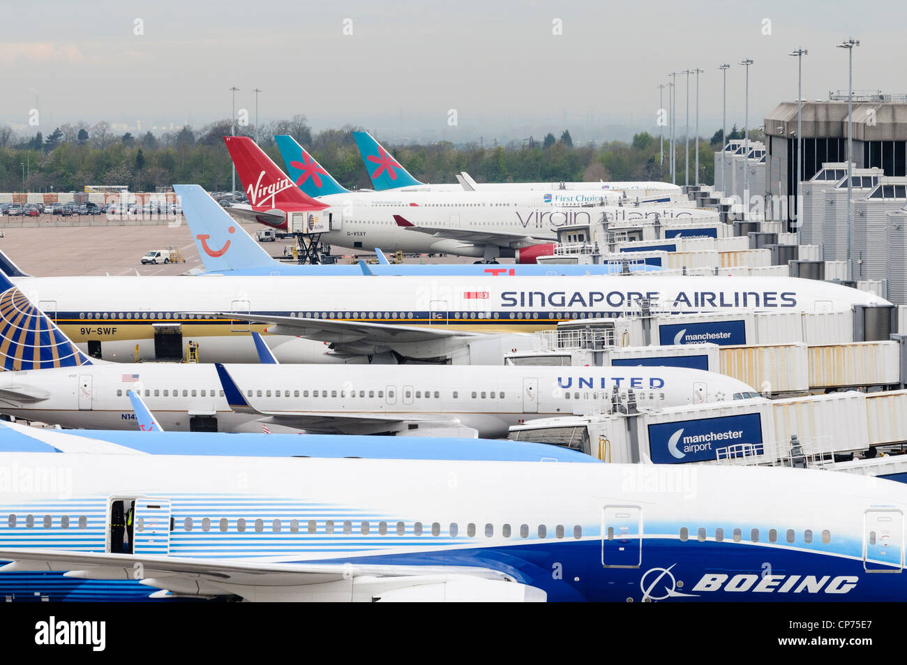 Los aviones de largo recorrido, en el stand de espera en el aeropuerto de Manchester Foto de stock