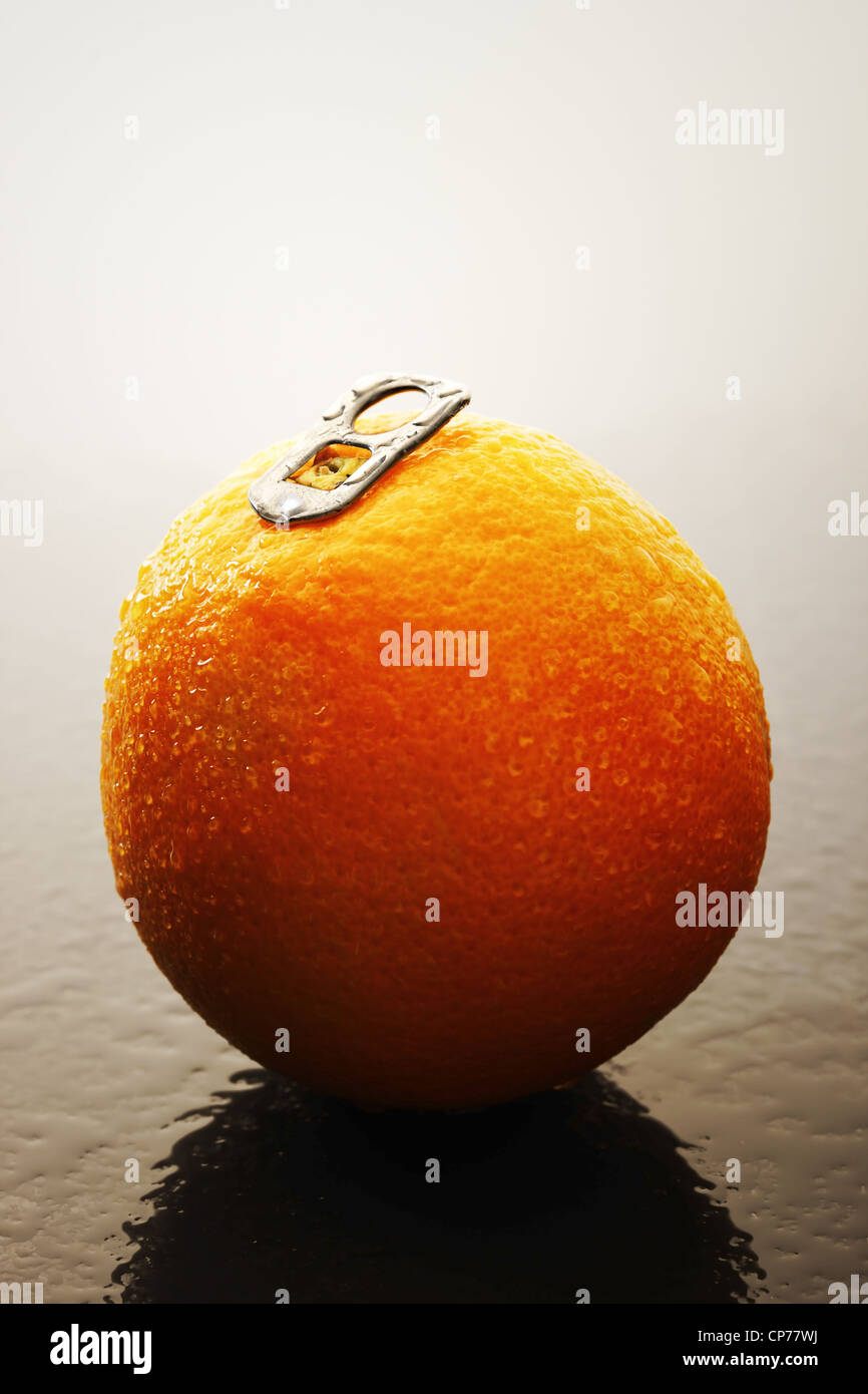 Conceptual - fresco jugo de naranja enlatado Foto de stock