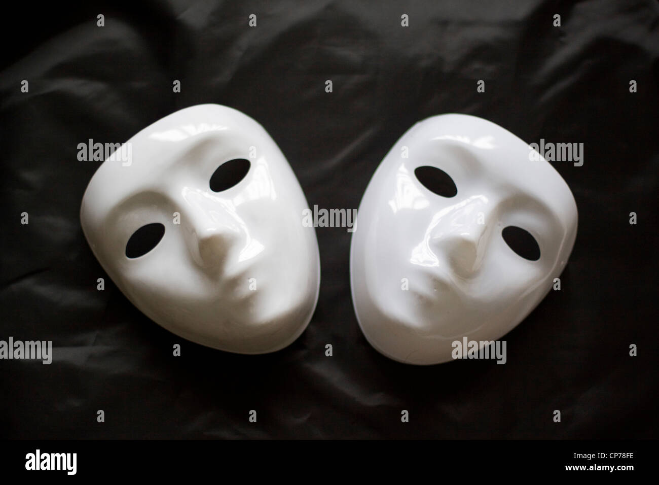 El Fantasma de la Opera en blanco sobre fondo negro máscara Fotografía de  stock - Alamy
