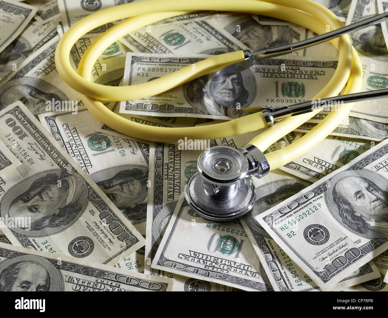 Los costes de atención médica: el estetoscopio y el montón de dinero, EE.UU. Foto de stock