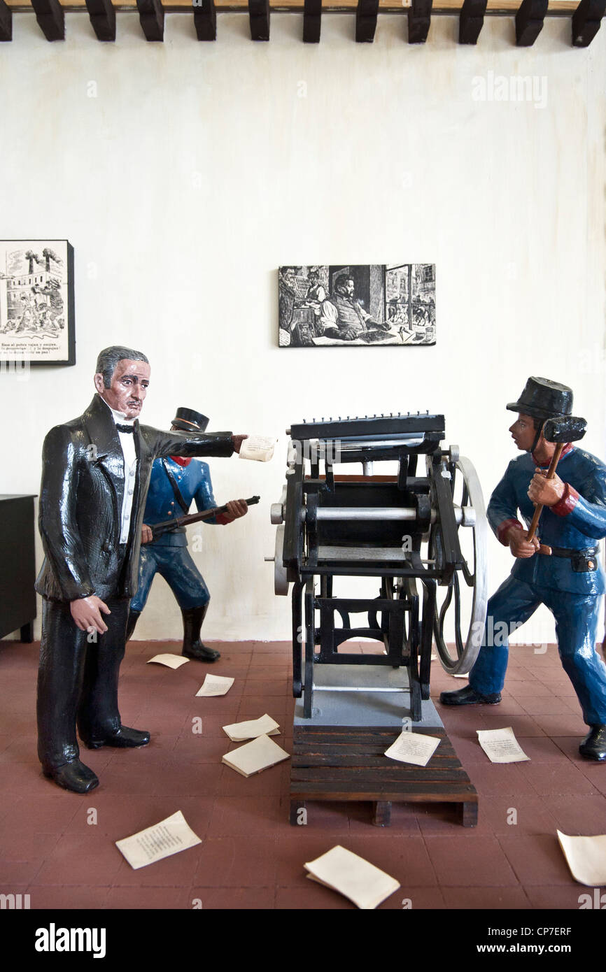Diorama con principios de imprenta ilustra los progresos realizados durante la dictadura de Porfirio Díaz a expensas de la represión social Foto de stock
