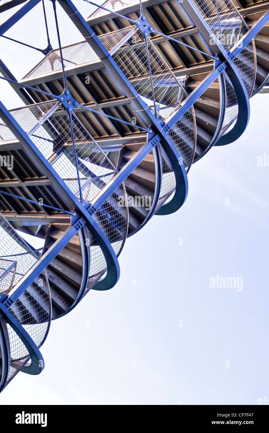 Las escaleras de una torre de observación desde abajo Foto de stock
