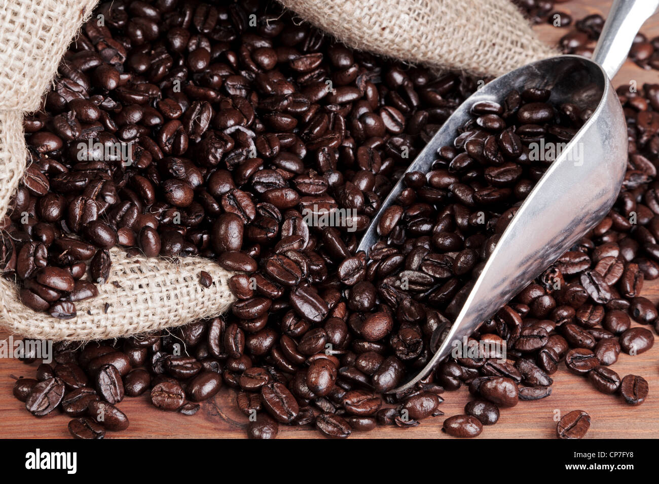 Foto de granos de café en un saco de arpillera con boca de metal Foto de stock