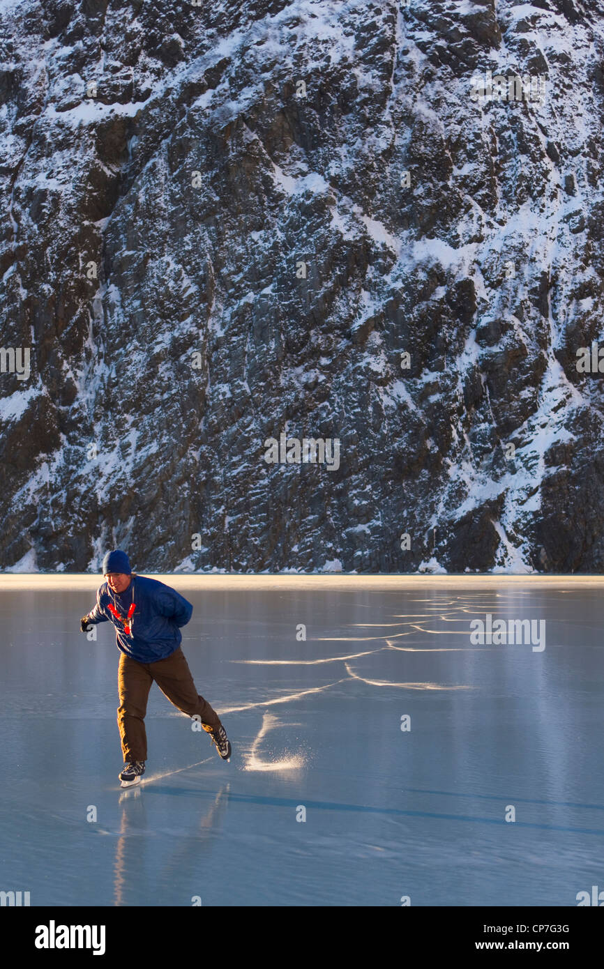 Hombre delante de patinaje sobre hielo glaciar Alforja, montañas Chugach, cerca de Córdoba, Southcentral Alaska, Invierno Foto de stock