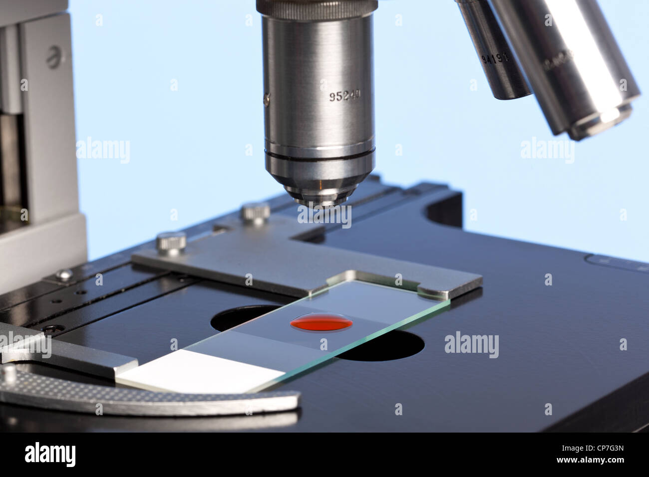 Portaobjetos De Microscopio Con Muestra De Líquido Rojo Aislado En Blanco  Fotos, retratos, imágenes y fotografía de archivo libres de derecho. Image  178546526