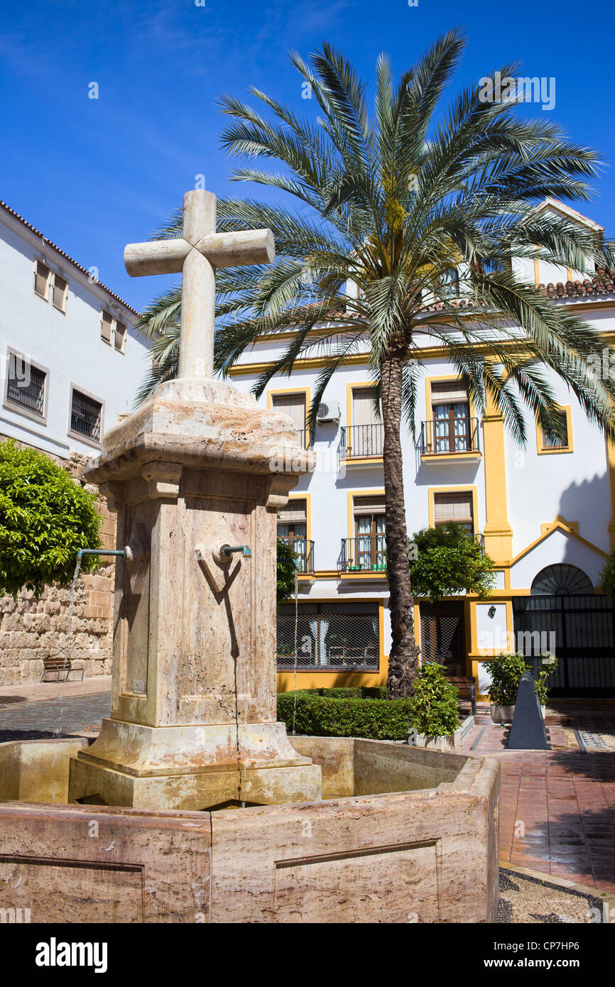 Plaza de la iglesia (en español: Plaza de la Iglesia) tranquilo paisaje en el casco antiguo de Marbella, España, Andalucía Foto de stock